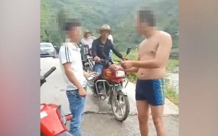 Cảnh sát Trung Quốc cởi trần, mặc quần bơi bắt người phạm luật giao thông