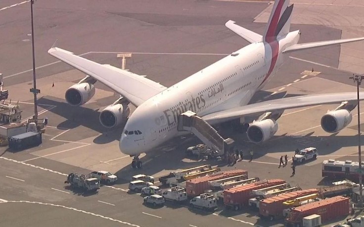 Máy bay bị cách ly tại phi trường New York vì 100 hành khách ngã bệnh