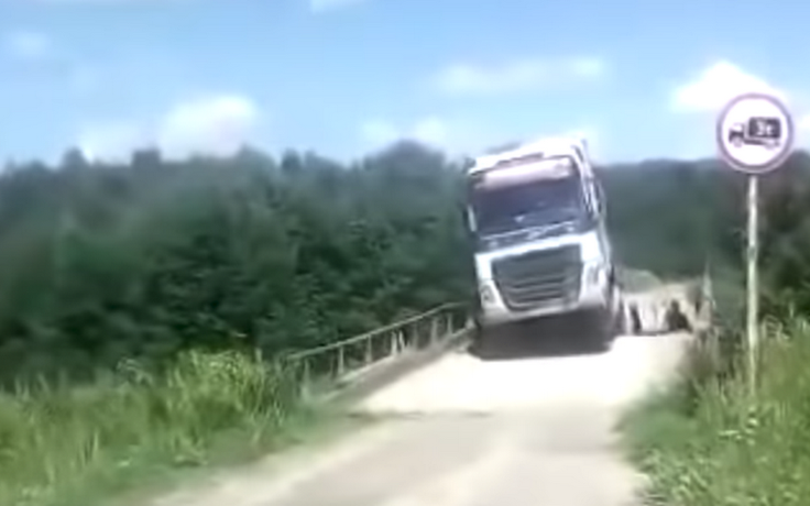 Thảm họa khi tài xế cố tình lái xe tải hạng nặng qua cầu 3 tấn