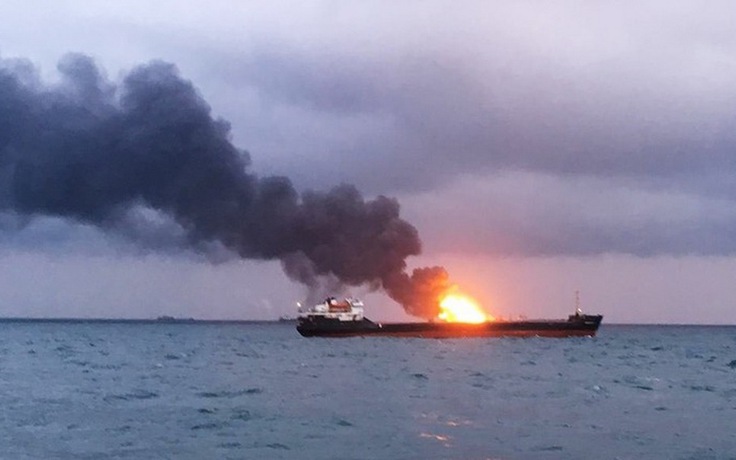 Nổ, hỏa hoạn trên hai tàu dầu gần Crimea