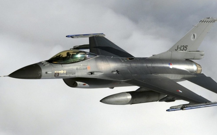 Chiến đấu cơ F-16 của Hà Lan tự nã pháo trúng thân