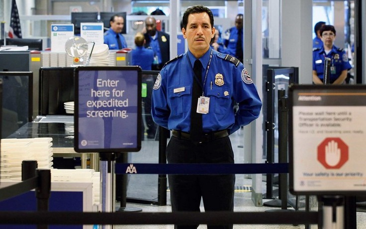 Hải quan Mỹ bị bắt vì nghi trộm tiền khách ở sân bay
