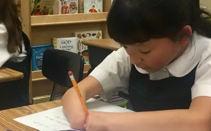 Mất đôi tay bẩm sinh, bé gái 10 tuổi vẫn thắng cuộc thi viết chữ đẹp