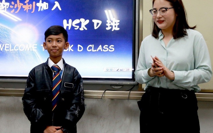 Cậu bé bán hàng rong nói được 16 thứ tiếng nhập học ở Trung Quốc