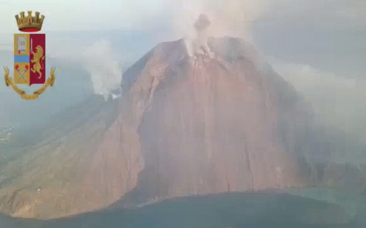 Núi lửa phun trên đảo Ý, người leo núi thiệt mạng, du khách nhảy xuống biển