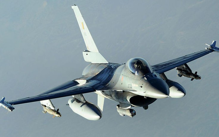 Máy bay F-16 của Bỉ rơi, phi công nhảy dù mắc vào dây diện cao thế