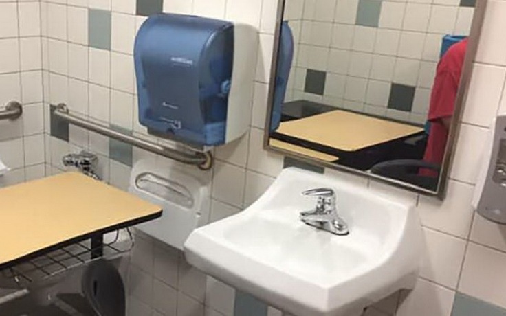 Nhà trường để bàn học sinh tự kỷ vào phòng vệ sinh