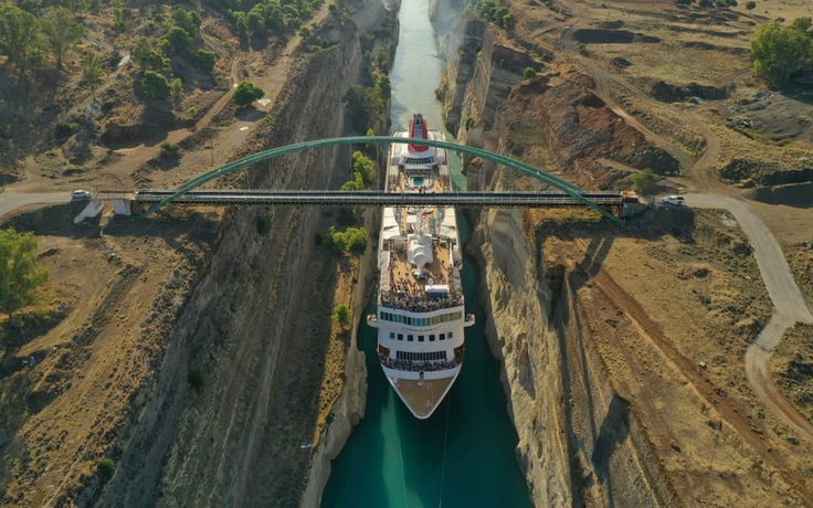 Tàu du lịch khổng lồ ‘hóp bụng’ len qua kênh đào hẹp để lập kỷ lục
