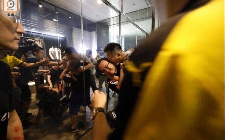 Một chính khách bị cắn đứt tai khi tham gia biểu tình ở Hồng Kông