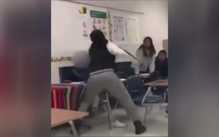 Cô giáo đánh học sinh như trên sàn đấm bốc
