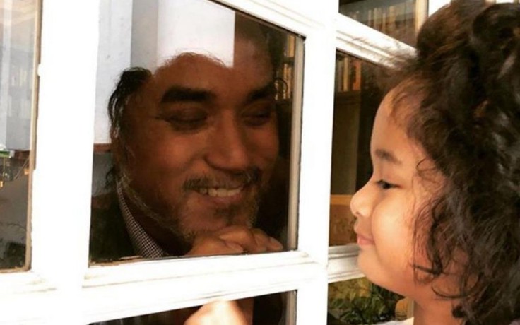 Bộ trưởng Malaysia mừng sinh nhật con trai qua cửa sổ vì cách ly dịch COVID-19