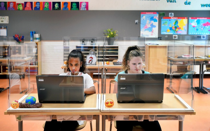 Lắp đủ ‘lá chắn’ trên bàn học sinh, Hà Lan sẵn sàng mở cửa lại trường học