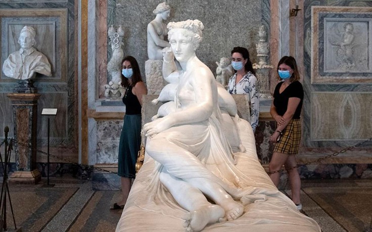 Tượng em gái Napoleon 200 năm tuổi bị gãy ngón vì du khách tạo dáng chụp ảnh