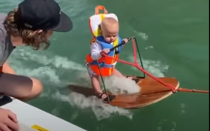 Cặp vợ chồng cho con lướt ván nước khi mới 6 tháng tuổi