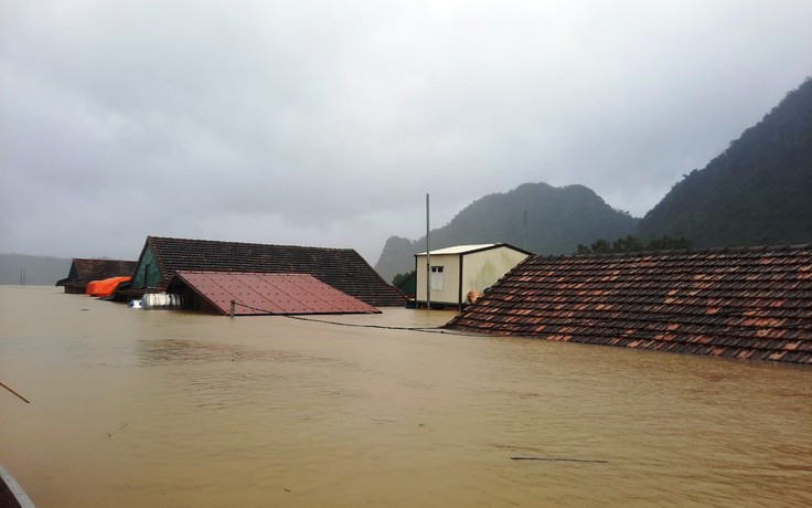 Lũ lịch sử tại Quảng Bình: Hàng trăm ngôi nhà ở vùng rốn lũ ngập tới nóc