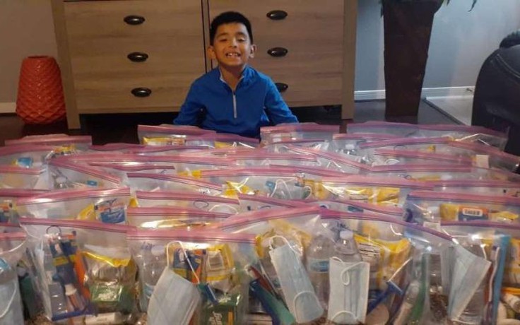 Bé trai dùng tiền sinh nhật giúp người vô gia cư dịp lễ Tạ ơn