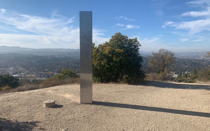 Thêm một trụ kim loại xuất hiện bí ẩn trên núi California