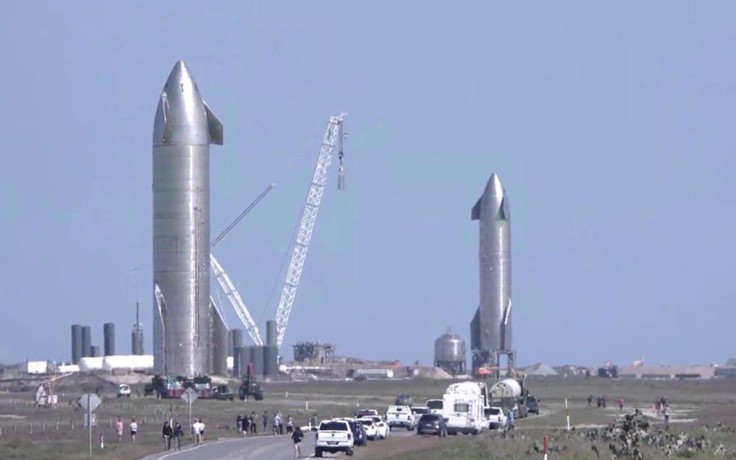 Hai nguyên mẫu tàu vũ trụ của SpaceX cùng lúc xuất hiện trên bệ phóng