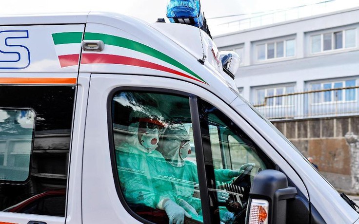 Mafia Ý hăm dọa tài xế xe cứu thương hụ còi