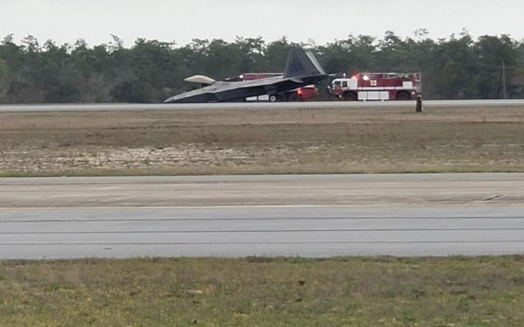 Tiêm kích F-22 mài mũi xuống đất vì sự cố khi hạ cánh