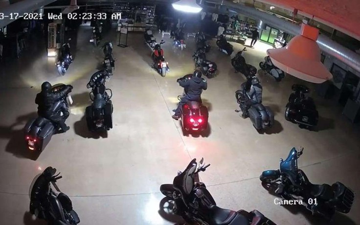 Cướp một loạt xe Harley-Davidson, đường hoàng lái khỏi cổng chính cửa hàng