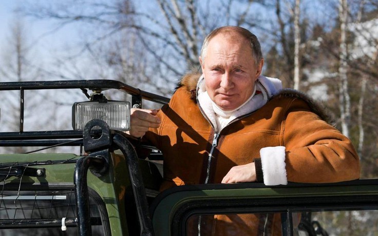 Tổng thống Putin mặc áo da cừu đi chơi Siberia giữa lúc quan hệ Nga-Mỹ căng thẳng