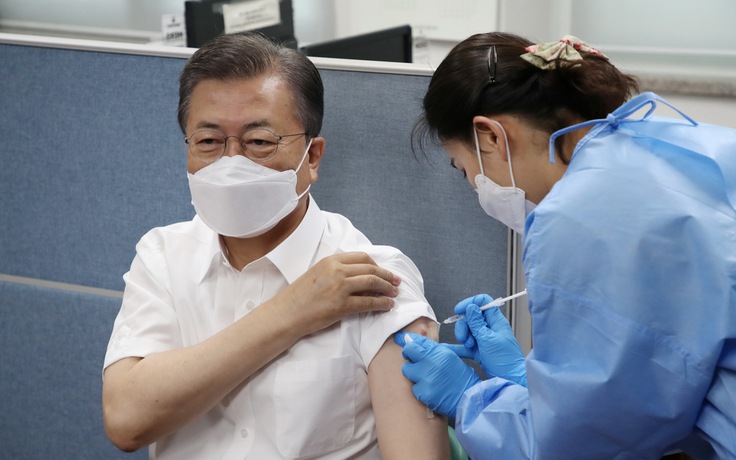 Tổng thống Hàn Quốc vướng tin đồn tráo mũi tiêm vắc xin AstraZeneca