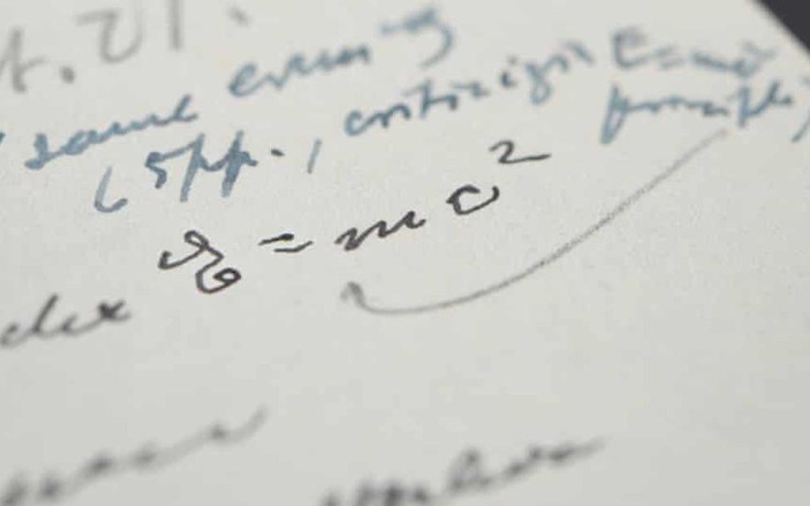 Hơn 1,2 triệu USD cho lá thư viết phương trình nổi tiếng của Albert Einstein
