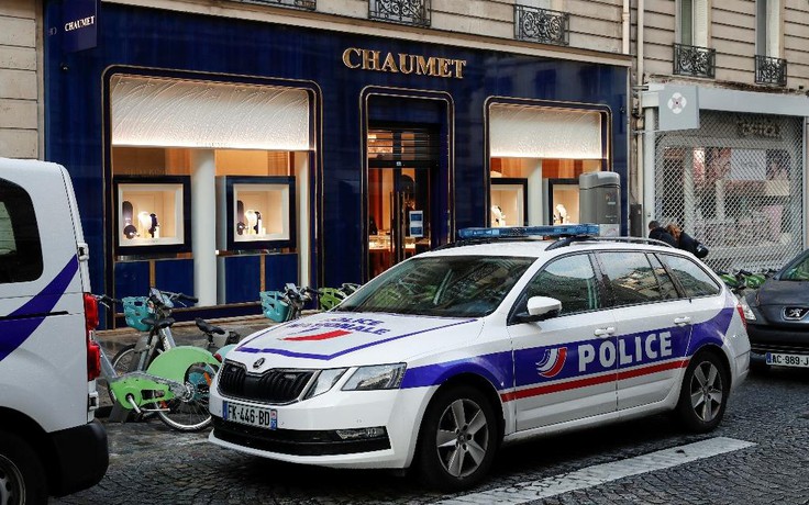 Kẻ cướp đi xe scooter điện lấy 3 triệu euro nữ trang, hàng hóa từ cửa hiệu nổi tiếng Paris