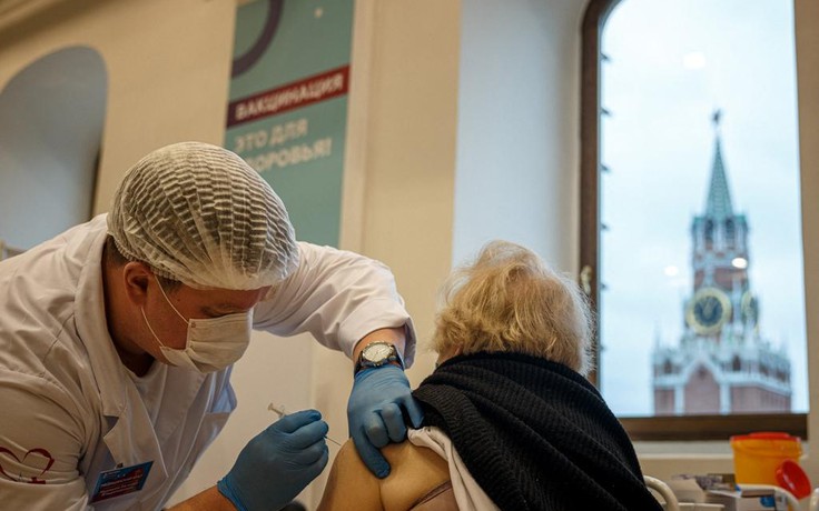 Nga: ca tử vong tăng kỷ lục, gia tăng áp lực bắt buộc tiêm vắc xin