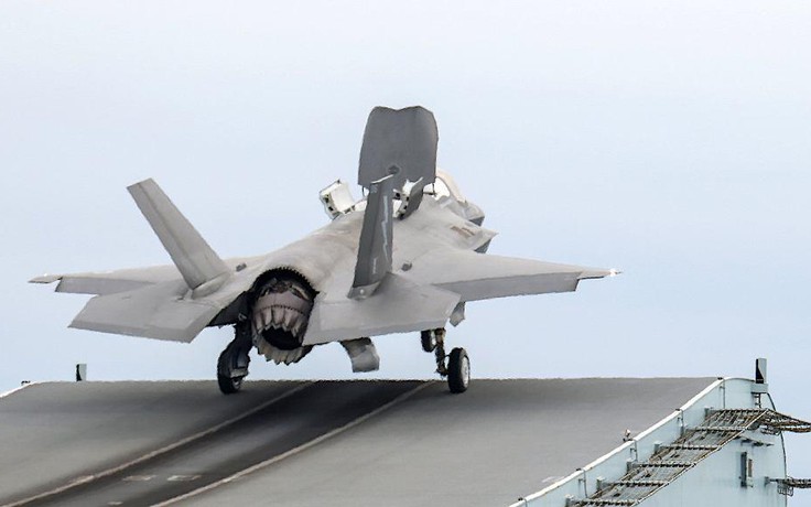 Anh trục vớt thành công xác tiêm kích F-35B rơi khỏi tàu sân bay