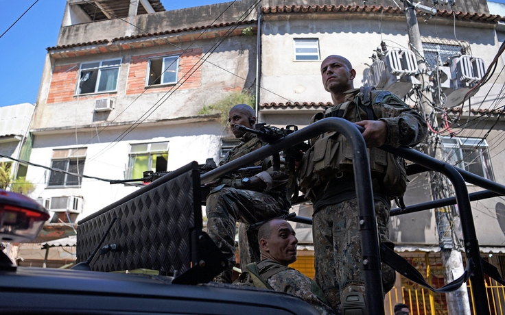 Brazil tổ chức chiến dịch vũ trang, kiểm soát khu ổ chuột Rio de Janeiro