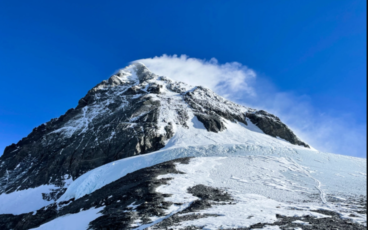 Chỉ mất 25 năm để tan lớp băng tích tụ trên đỉnh Everest suốt 2.000 năm