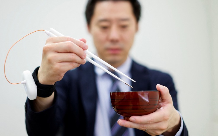 Nhật Bản trình làng đũa điện tử chống ăn mặn quá mức