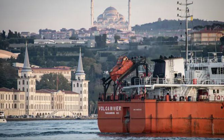 Nguy cơ giá dầu tăng vì nhiều tàu dầu bị mắc kẹt ở eo biển Bosphorus