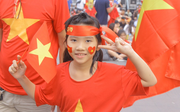 Cổ động viên nhí tiếp sức cho chiến thắng U.22 Việt Nam