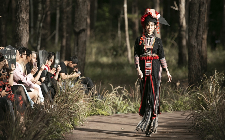 Độc, lạ, với fashion show giữa rừng núi Đắk Nông