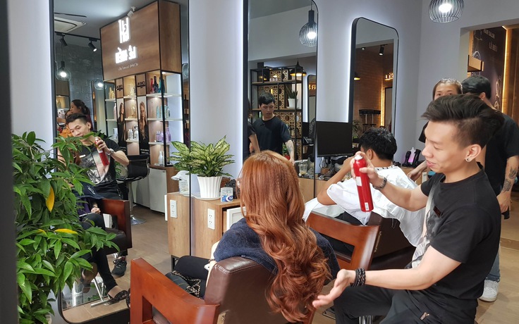 Hair salon Sài Gòn “trước giờ G”, hồi hộp chuẩn bị đón khách vào ngày mai 1.10