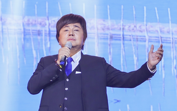 Nghệ sĩ Châu Thanh trình diễn trong đêm nhạc từ thiện