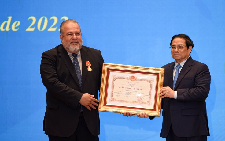 Trao tặng Huân chương Hồ Chí Minh cho Thủ tướng Cuba