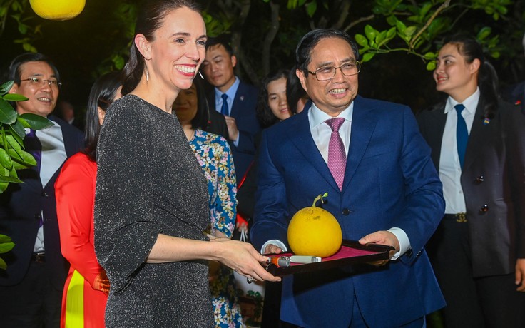 Thủ tướng New Zealand Jacinda Ardern thăm nhà sàn, thưởng thức bưởi Diễn trong vườn quả Bác Hồ