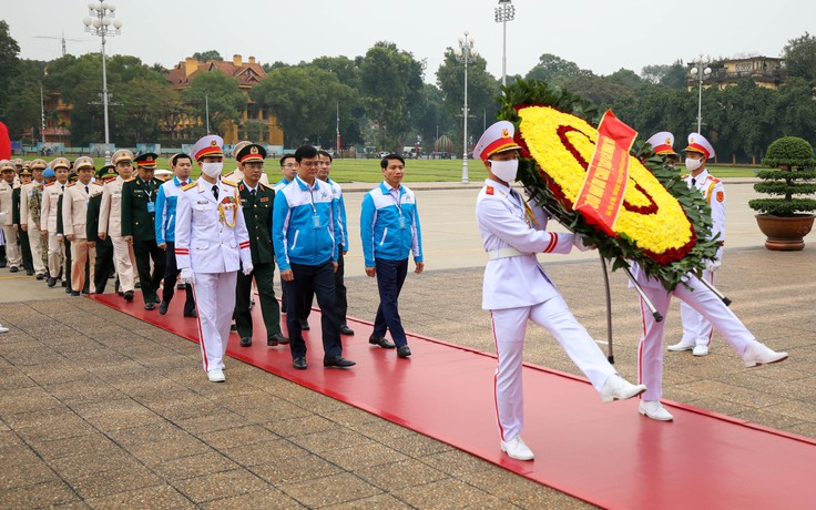 980 đại biểu Đại hội Đoàn toàn quốc báo công và vào lăng viếng Bác