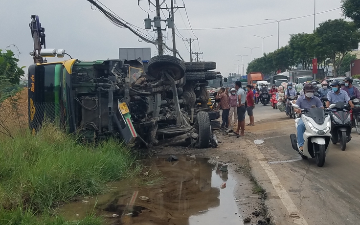 TP.HCM: Xe ben nổ lốp cày nát dải phân cách rồi lật ngang trên QL22