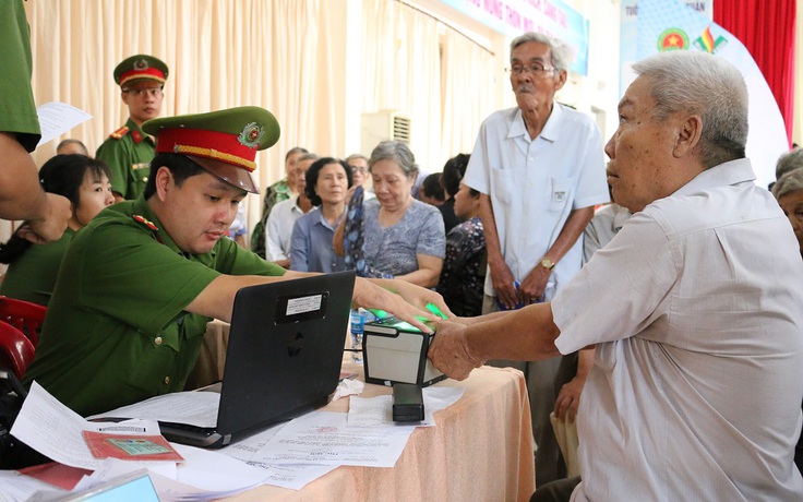 Đến tận nơi, làm thủ tục cấp căn cước cho 100 người cao tuổi