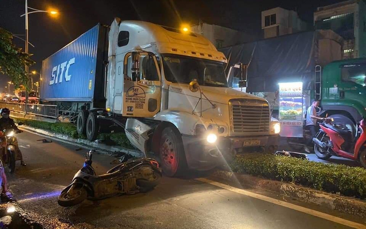 Xe container gây tai nạn tại trung tâm TP.HCM, 3 người bị thương
