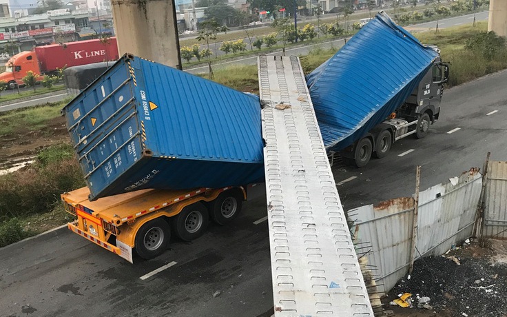 TP.HCM: Xe container kéo sập dầm bê tông cầu bộ hành gần KDL Suối Tiên