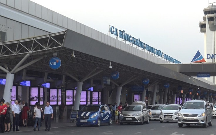 Tạm giữ tiếp viên hàng không nghi vận chuyển hàng lậu tại sân bay Tân Sơn Nhất