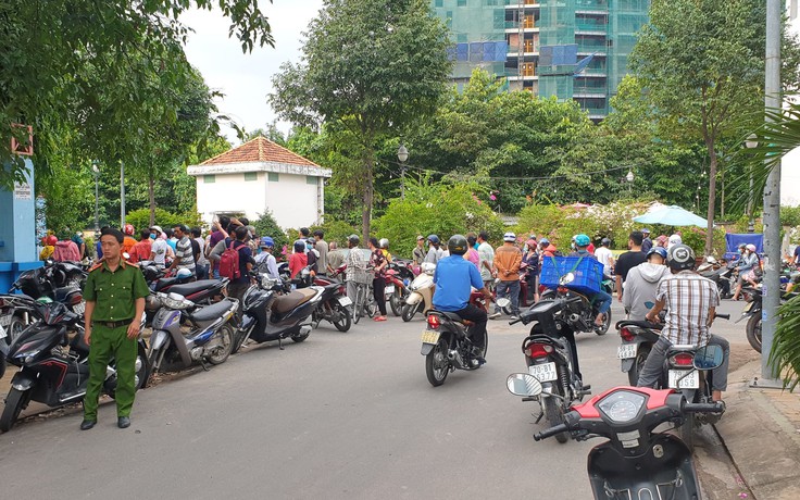 TP.HCM: Nam thanh niên gục chết cạnh xe máy, trên ngực còn găm con dao