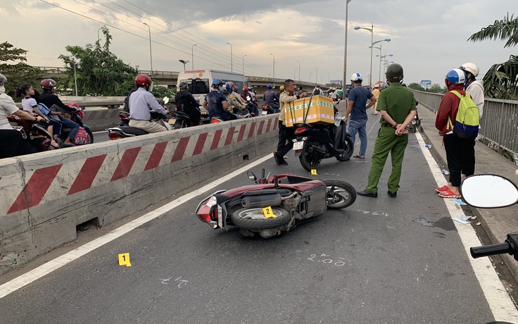 TP.HCM: Ùn tắc kéo dài sau vụ tai nạn trên cầu Bình Triệu chiều 4.1