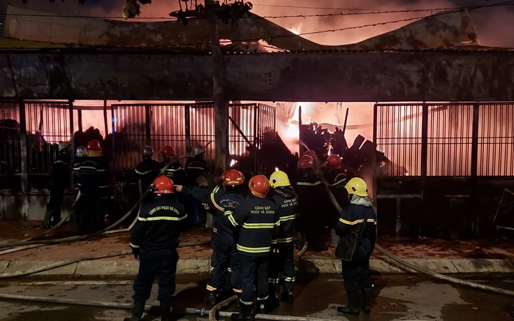 TP.HCM: Cháy lớn tại xưởng gỗ trên QL1A, đoạn gần cầu Bình Phước 1, Q.12